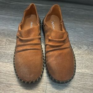 Antelope brown leather flats woman’s size 7 (n86)
